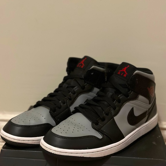 Name of the shoe is Jordan 1 mid ‘shadow’ size:10.5 condition: good - Picture 1 of 3